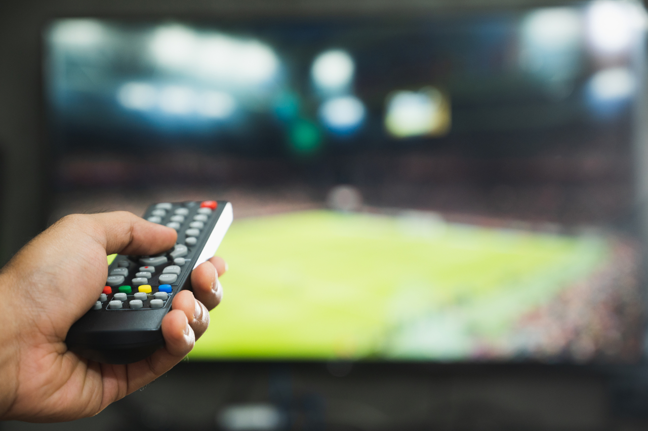 リモコンをテレビに向けている写真