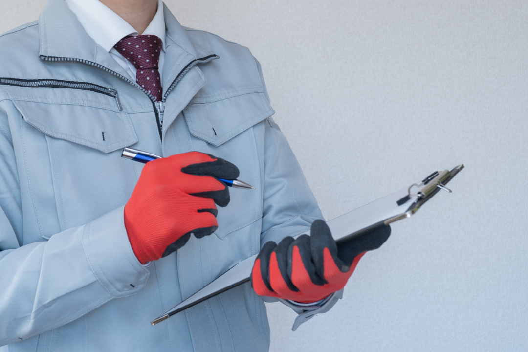 点検をする作業服の男性